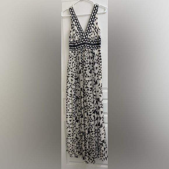 BcbgMaxAzria Embellished Plunging V- neck Silk Cream & Black Geo Maxi Dress - Picture 3 of 8
